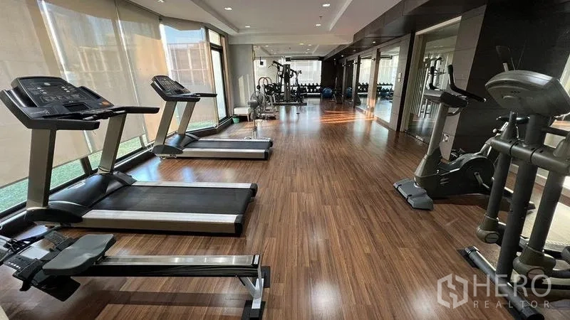 คอนโด ให้เช่าในKhlong Toei, Bangkok - ฟิตเนสพร้อมลู่วิ่ง จักรยาน เครื่องบริหาร และกระจกเต็มผนัง