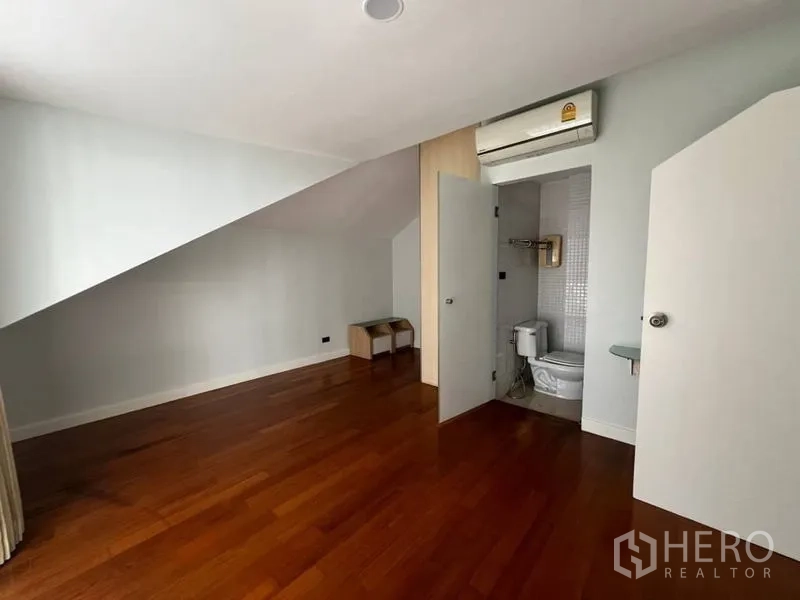 ทาวน์เฮาส์ ให้เช่าในKhlong Toei, Bangkok - ห้องนอนชั้นบนใต้หลังคา เพดานลาด พร้อมห้องน้ำส่วนตัว