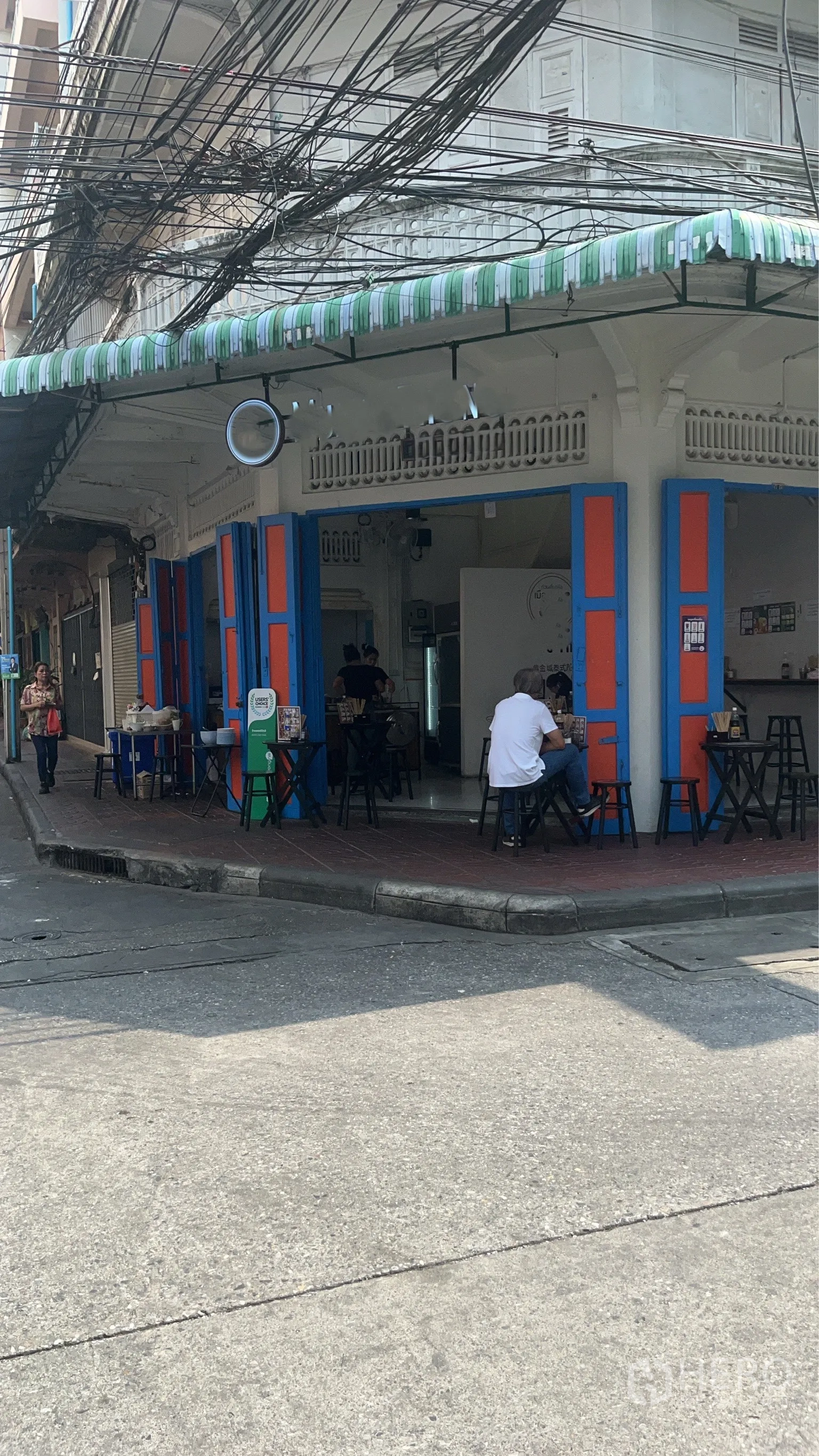 零售空间 for rent in Samphanthawong, Bangkok - 街角零售店外观，双向临街宽面与折叠门，靠近路口与人行道。