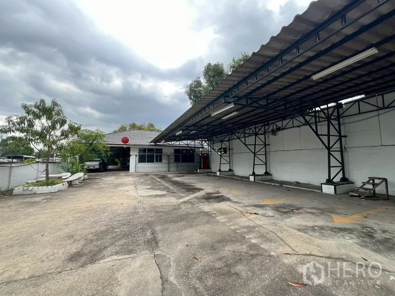 店屋 出租在Phra Khanong, Bangkok - 有顶停车位与通往后方附属建筑的车道。