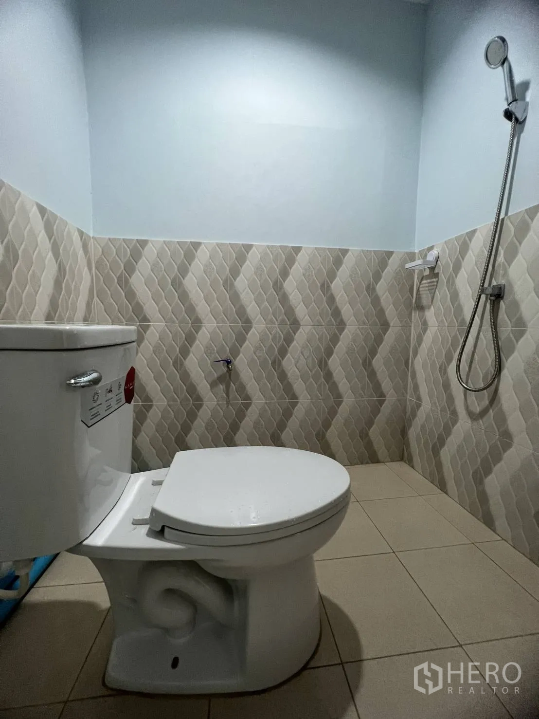 货栈 出租在Lat Krabang, Bangkok - 干净的瓷砖浴室，坐便器和手持花洒