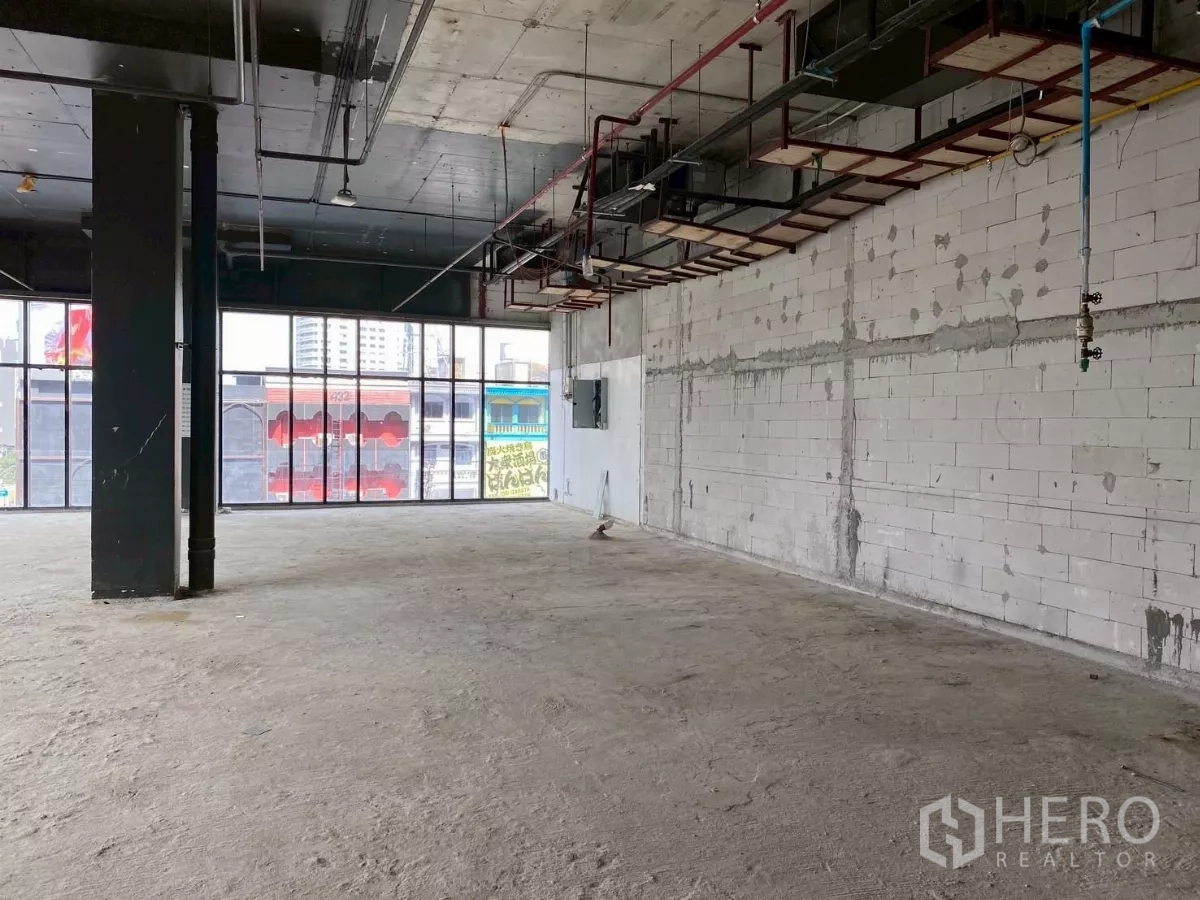 พื้นที่ขายปลีก ให้เช่า - พื้นที่เปิดโล่งพร้อมกระจกโอบรอบ มองเห็นถนนเมือง พร้อมให้ตกแต่ง