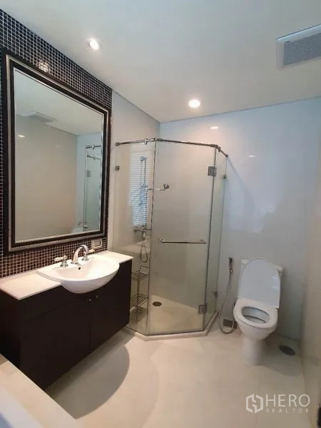 คอนโด ให้เช่าในKhlong San, Bangkok - ห้องน้ำพร้อมตู้กระจกอาบน้ำ บานประตูแก้ว อ่างล้างหน้าและโถสุขภัณฑ์