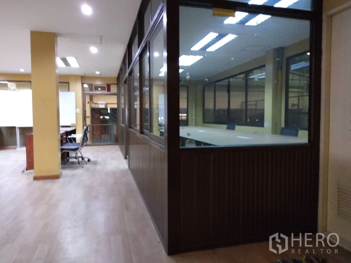 工厂 出租在Lam Luk Ka, Pathum Thani - 办公室区域的玻璃隔间与走廊，旁设会议室。