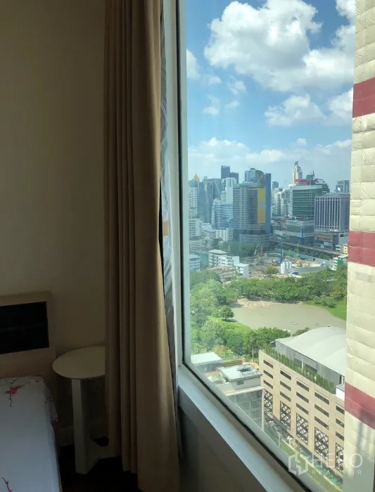 คอนโด ให้เช่าหรือขายในKhlong Toei, Bangkok - มุมหน้าต่างห้องนอนมองเห็นวิวเมืองและพื้นที่สีเขียวแบบพาโนรามา