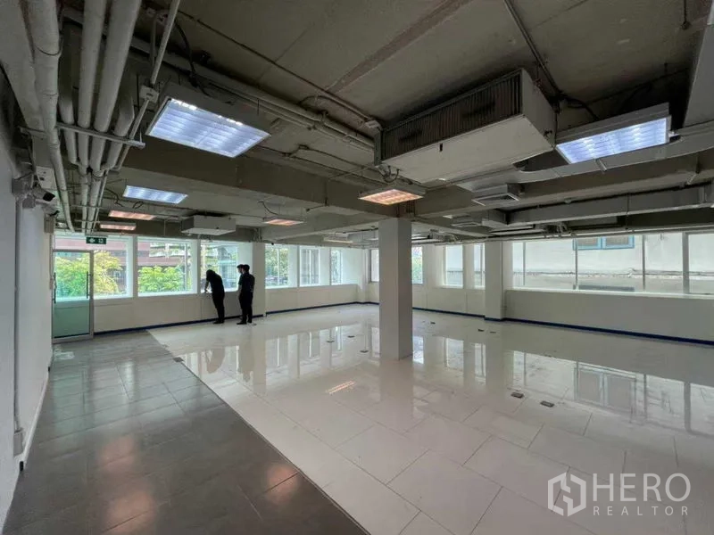สำนักงาน ให้เช่าในRatchathewi, Bangkok - มุมสำนักงานติดหน้าต่างสว่าง เพดานเปลือยและพื้นกระเบื้องขัดมัน