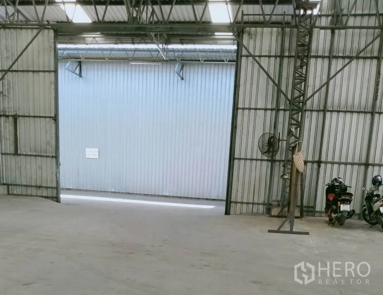 คลังสินค้า ให้เช่าในKhlong Luang, Pathum Thani - ภายในโกดัง ประตูบานเลื่อนเปิดกว้าง โครงเหล็ก พื้นคอนกรีต และพัดลมระบายอากาศ รองรับรถเข้าออกสะดวก