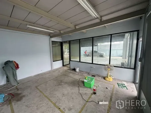 คลังสินค้า ให้เช่าในPak Kret, Nonthaburi - ออฟฟิศผนังกระจกสว่าง เชื่อมต่อด้านนอกและจุดขนถ่าย