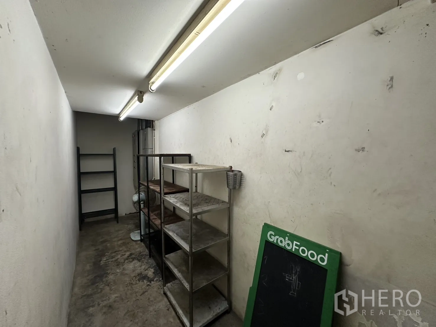 พื้นที่ขายของ for rent in Watthana, Bangkok - ห้องเก็บของแคบมีไฟนีออนและชั้นเหล็ก