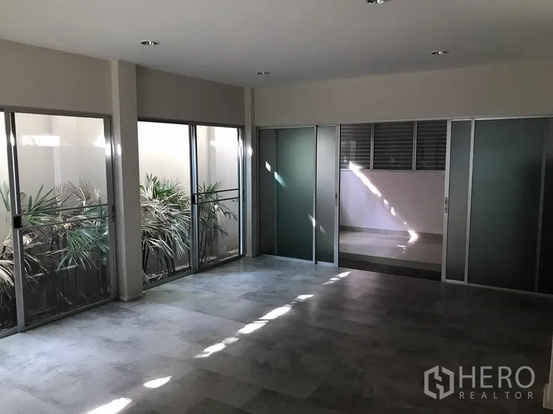 ทาวน์เฮาส์ ให้เช่าในSuan Luang, Bangkok - ห้องโล่งกว้าง พร้อมกระจกบานเลื่อนเต็มผนัง เปิดรับคอร์ทยาร์ดปลูกไม้ภายใน