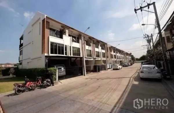 联排别墅 出租 - 三层现代联排外观，安静街巷与带门庭的停车位，位于Phra Khanong。