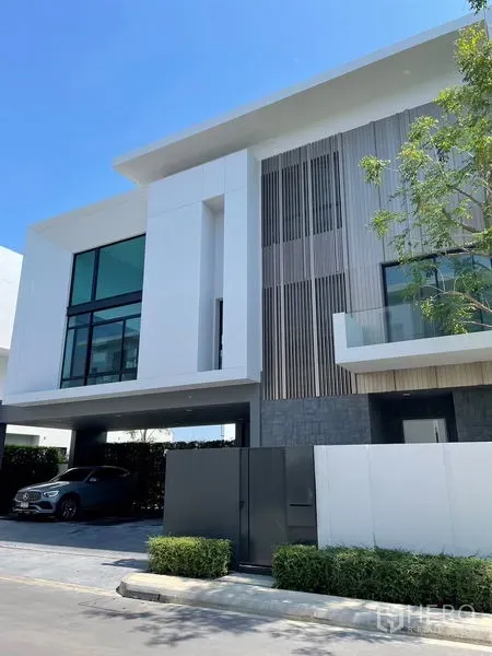 Detached House for sale in Saphan Sung, Bangkok - Contemporary facade with balcony and covered carport of a Bangkok detached house.