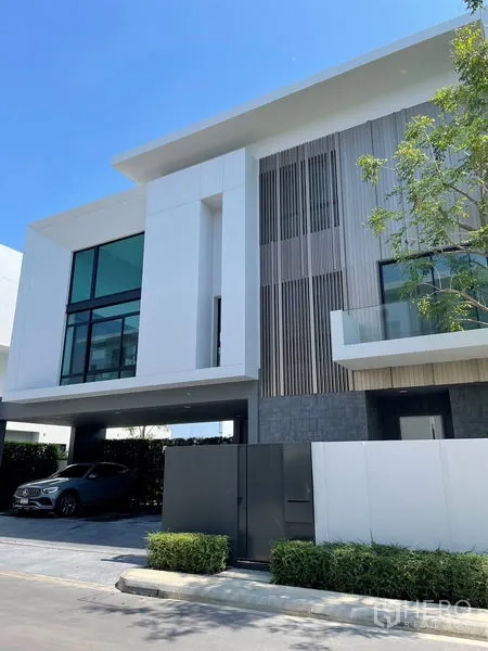 Detached House for sale in Saphan Sung, Bangkok - Contemporary facade with balcony and covered carport of a Bangkok detached house.