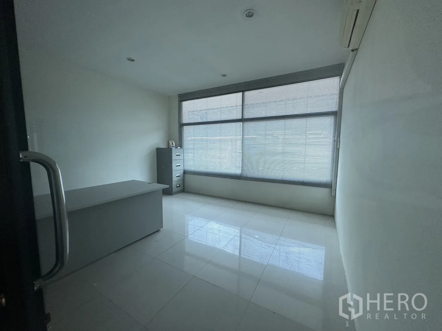 工厂 出租或出售在Prawet, Bangkok - 独立办公室，带办公桌、文件柜与大窗。