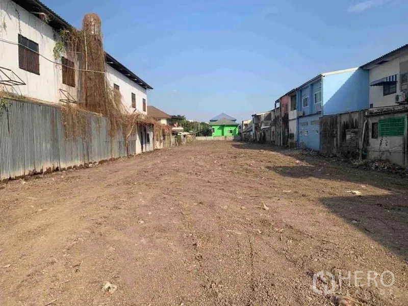 ที่ดิน ขายในMin Buri, Bangkok - ที่ดินเปล่าถมเรียบ ระหว่างอาคารพาณิชย์สองฝั่ง ในย่านมีนบุรี ท้องฟ้าแจ่มใส