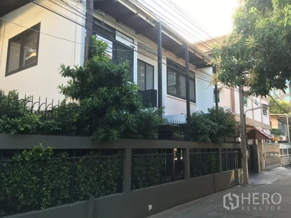 บ้าน ให้เช่าในWatthana, Bangkok - ด้านหน้าบ้านเดี่ยวสองชั้นติดถนนซอย รั้วโปร่งพร้อมต้นไม้ใหญ่ในเขตวัฒนา