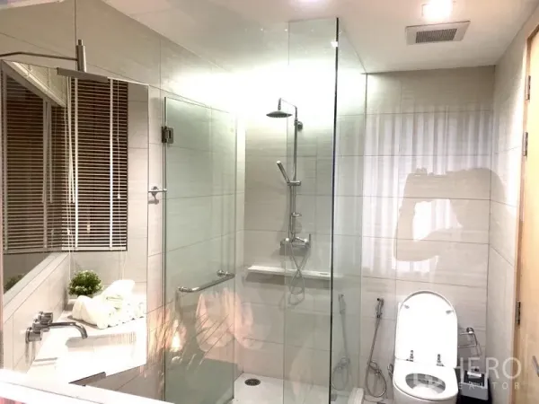 คอนโด ให้เช่าในKhlong Toei, Bangkok - ห้องน้ำสมัยใหม่ กั้นห้องอาบน้ำกระจก หัวฝักบัวเรนชาวเวอร์ กระเบื้องสีอ่อน และสุขภัณฑ์ครบ