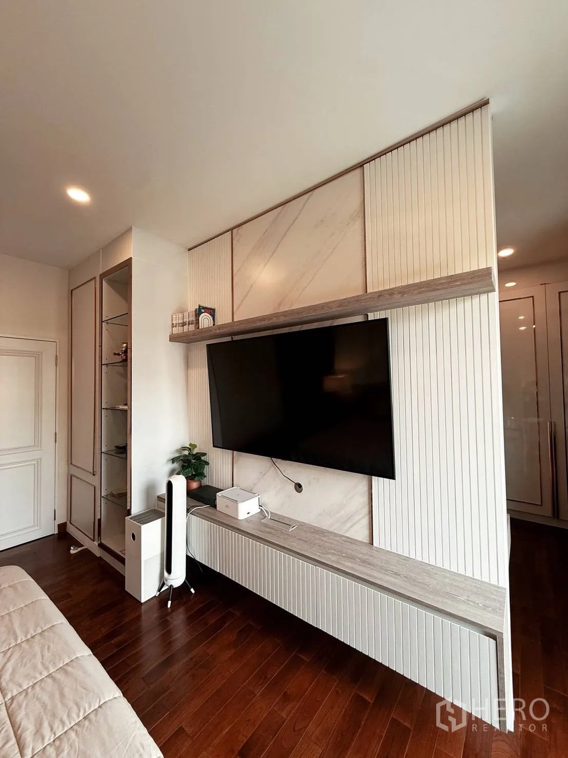 Detached House for rent in Wang Thonglang, Bangkok - Bedroom media wall with mounted TV, shelves, and built-in console.