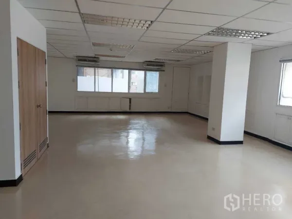 办公空间 出租在Pathum Wan, Bangkok - 宽敞的开放式办公室，栅格天花与灯具、墙挂空调及大窗户。