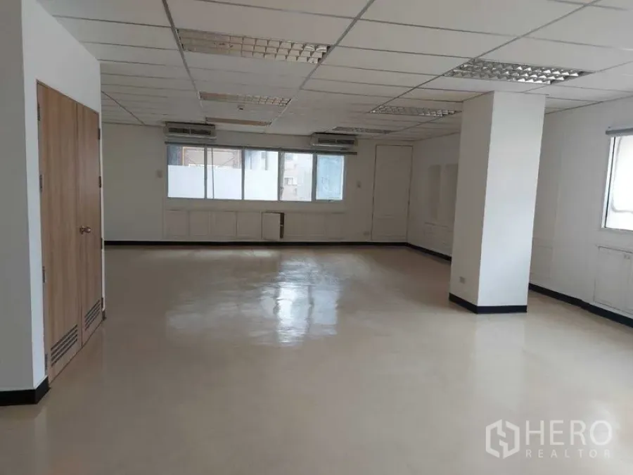 办公空间 出租在Pathum Wan, Bangkok - 宽敞的开放式办公室，栅格天花与灯具、墙挂空调及大窗户。
