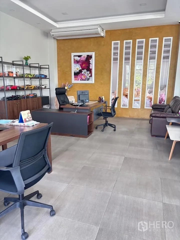 工厂 出售在Krathum Baen, Samut Sakhon - 私人主管办公室，书架、办公桌与特色背景墙