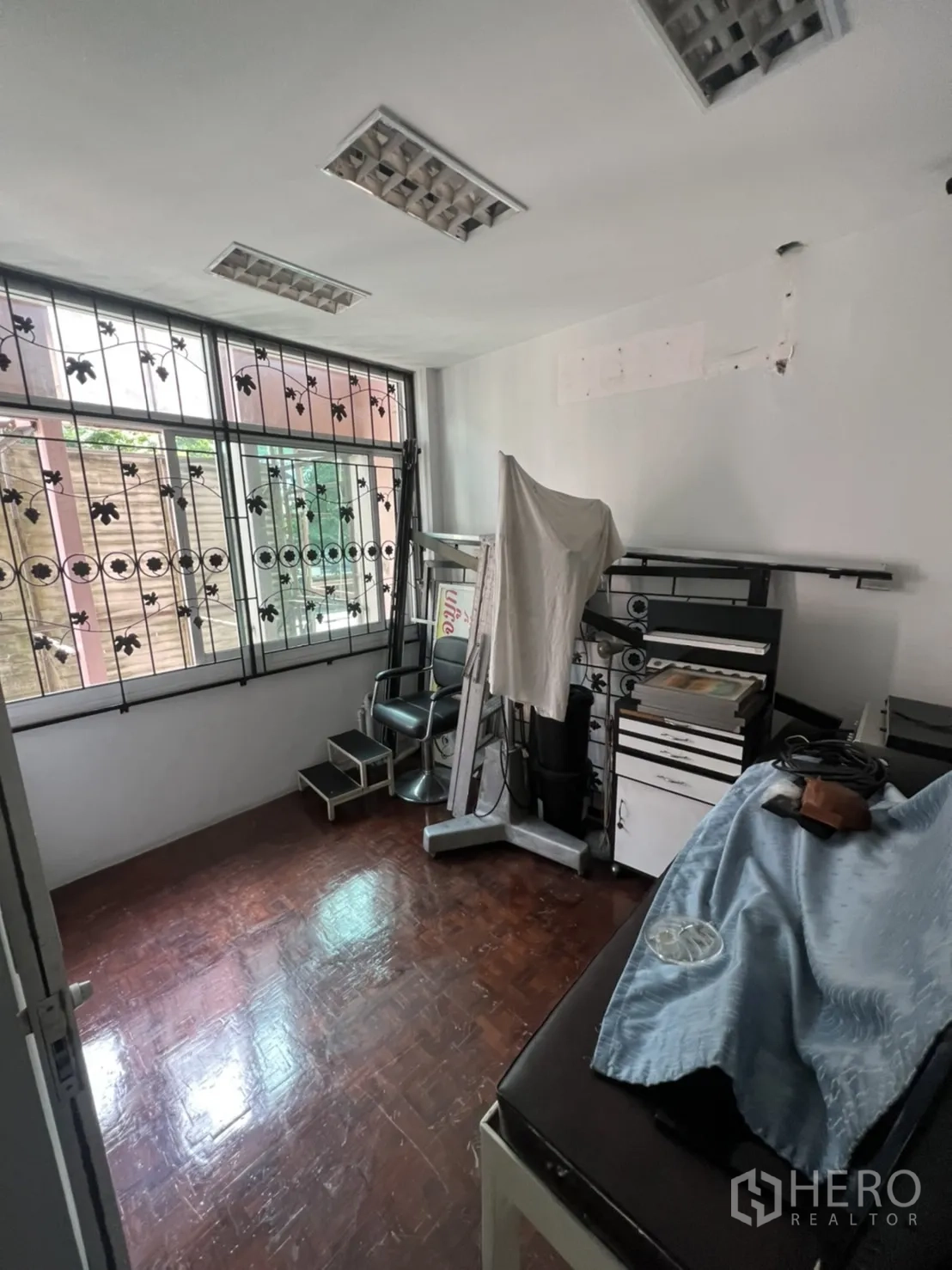 อาคารพาณิชย์ ให้เช่าในKhlong Toei, Bangkok - ห้องขนาดเล็กพื้นปาร์เกต์ หน้าต่างติดเหล็กดัดและไฟหลอดตะแกรง