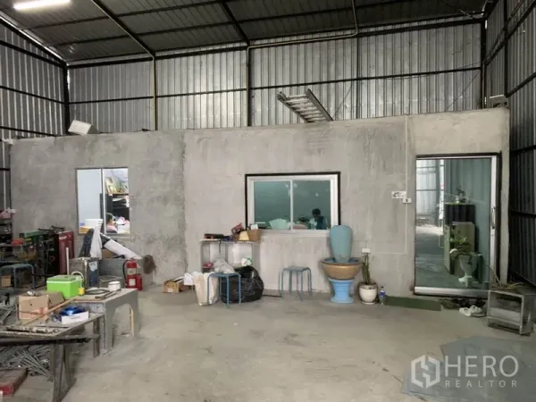 คลังสินค้า ให้เช่าในBang Kapi, Bangkok - ภายในโกดังมีห้องออฟฟิศก่อปูนพร้อมหน้าต่าง ประตูเลื่อน และสุขภัณฑ์พื้นฐาน