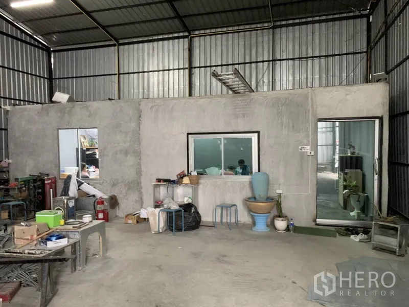 คลังสินค้า ให้เช่าในBang Kapi, Bangkok - ภายในโกดังมีห้องออฟฟิศก่อปูนพร้อมหน้าต่าง ประตูเลื่อน และสุขภัณฑ์พื้นฐาน