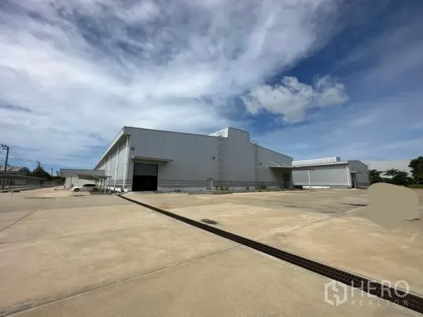 工厂 出租在Bang Sao Thong, Samut Prakan - 钢结构工厂外观，超大混凝土场地与装卸门，蓝天下