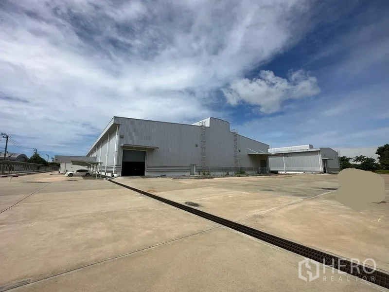 工厂 出租在Bang Sao Thong, Samut Prakan - 钢结构工厂外观，超大混凝土场地与装卸门，蓝天下