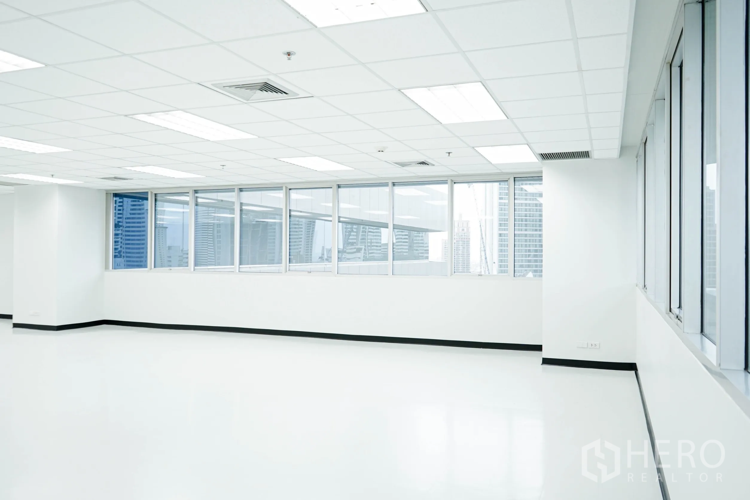 สำนักงาน ให้เช่าในWatthana, Bangkok - มุมสำนักงานพร้อมหน้าต่างรอบด้าน รับแสงธรรมชาติและวิวตึกสูงในกรุงเทพฯ.