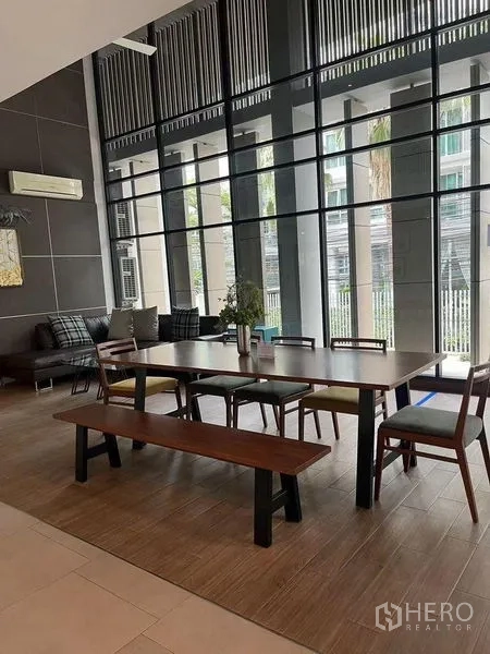 คอนโด ขายในPhra Khanong, Bangkok - ส่วนกลางของคอนโด ห้องพักผ่อนเพดานสูง ผนังกระจก และโต๊ะยาวส่วนรวม