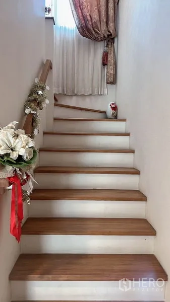 Detached House for rent in Bang Phli, Samut Prakan - Wood-tread staircase with handrail and floral decorations.