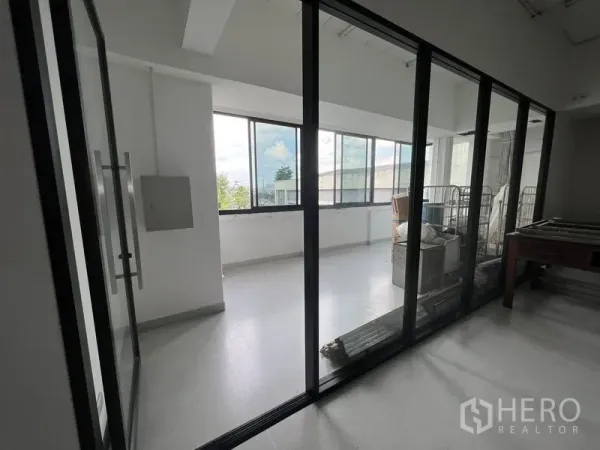 Office Space for rent in Mueang Samut Prakan, Samut Prakan - Glass-partitioned room with large windows and abundant natural light.