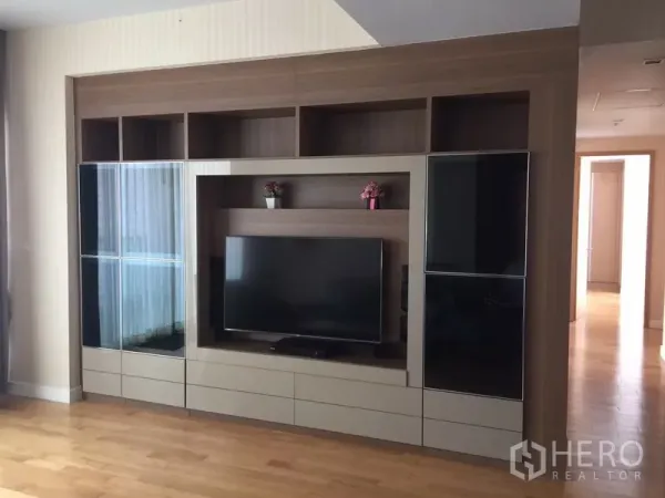 คอนโด ให้เช่าในKhlong Toei, Bangkok - ผนังบิวท์อินชั้นวางพร้อมทีวีจอแบนในโซนรับแขก