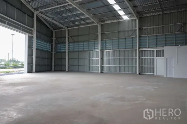 คลังสินค้า ให้เช่าในKhlong Luang, Pathum Thani - พื้นที่ภายในกว้างพื้นคอนกรีตเรียบ พร้อมช่องทางเข้าออกสูงรองรับยานพาหนะ