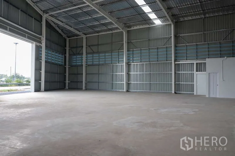 คลังสินค้า ให้เช่าในKhlong Luang, Pathum Thani - พื้นที่ภายในกว้างพื้นคอนกรีตเรียบ พร้อมช่องทางเข้าออกสูงรองรับยานพาหนะ