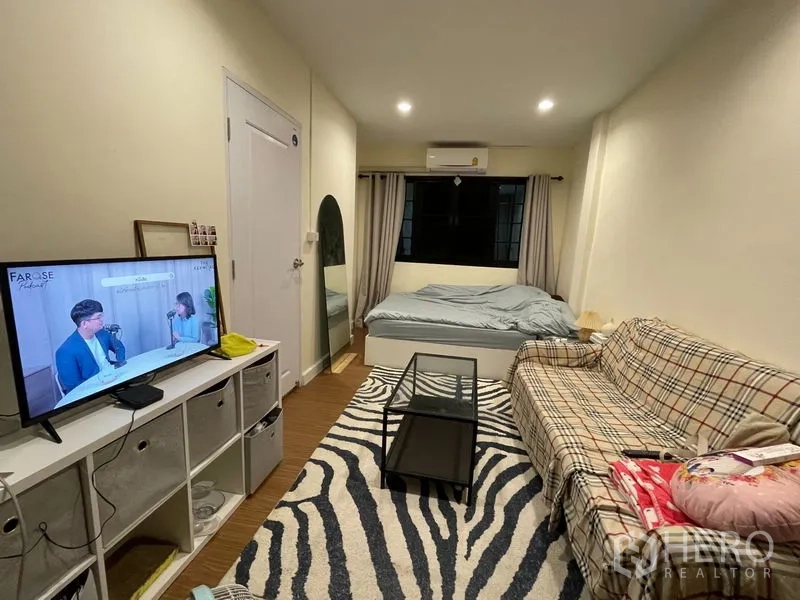 ทาวน์เฮาส์ ให้เช่าในPhra Khanong, Bangkok - ห้องนอนสไตล์สตูดิโอ มีเตียง โซฟา ชั้นวางทีวี และพรมลายม้าลาย