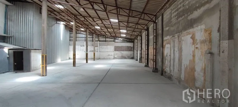 คลังสินค้า ให้เช่าในPhra Khanong, Bangkok - แถวโกดังยาว โปร่งโล่ง พนังกระเบื้องลอนเหล็ก และพื้นคอนกรีตเรียบ