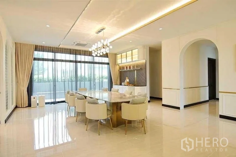 บ้าน ขายในLat Krabang, Bangkok - โซนรับประทานอาหารกว้าง ผนังกระจกสูงและตู้บาร์