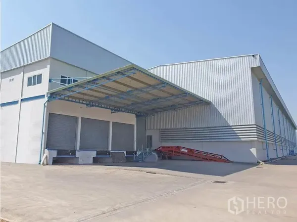 คลังสินค้า ให้เช่าในLat Krabang, Bangkok - ภายนอกโกดังสมัยใหม่ย่านลาดกระบัง กรุงเทพฯ มีท่าขนถ่ายมีหลังคา ด็อคเลเวลเลอร์ และลานรถบรรทุกกว้าง