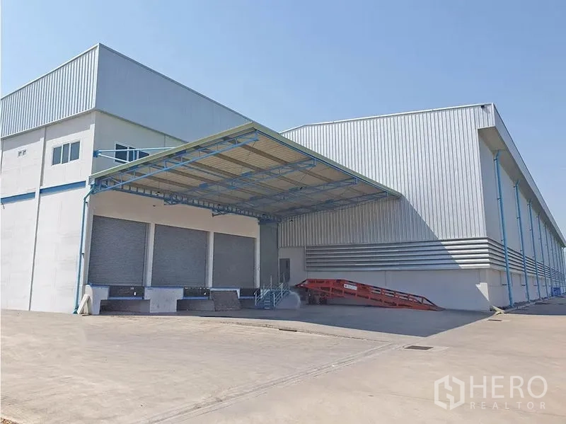 คลังสินค้า ให้เช่าในLat Krabang, Bangkok - ภายนอกโกดังสมัยใหม่ย่านลาดกระบัง กรุงเทพฯ มีท่าขนถ่ายมีหลังคา ด็อคเลเวลเลอร์ และลานรถบรรทุกกว้าง