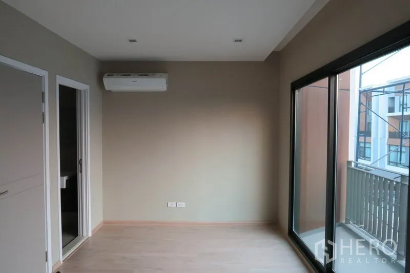 ทาวน์เฮาส์ ให้เช่าในSuan Luang, Bangkok - ห้องนอนสว่าง มีประตูกระจกสไลด์ออกระเบียง เครื่องปรับอากาศ และประตูห้องน้ำ