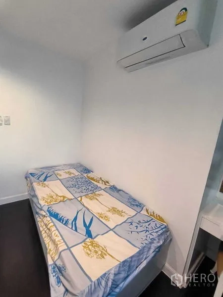 คอนโด ให้เช่าในWatthana, Bangkok - ห้องนอนขนาดกะทัดรัด เตียงเดี่ยว เครื่องปรับอากาศ และโต๊ะทำงานบิวท์อิน