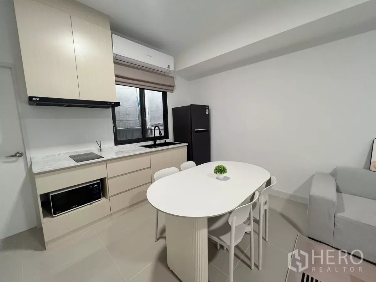 ทาวน์เฮาส์ ให้เช่าในBang Phli, Samut Prakan - อีกมุมของครัวตู้ไม้โทนอ่อนคู่กับชุดโต๊ะกินข้าว