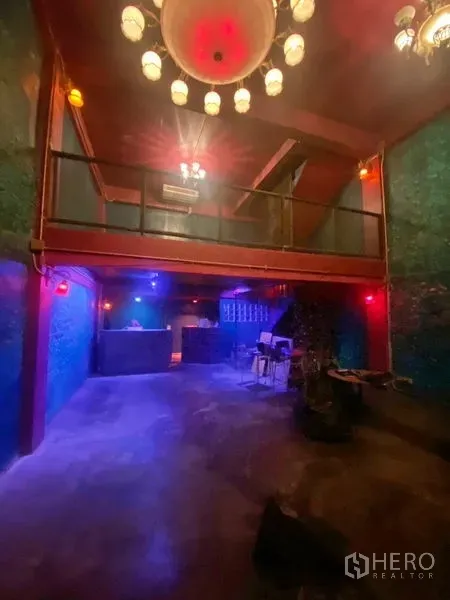 พื้นที่ขายปลีก ให้เช่า - พื้นที่ภายในกว้าง พื้นคอนกรีต ไฟบรรยากาศสีสวย เคาน์เตอร์บาร์ด้านหลังและชั้นลอย