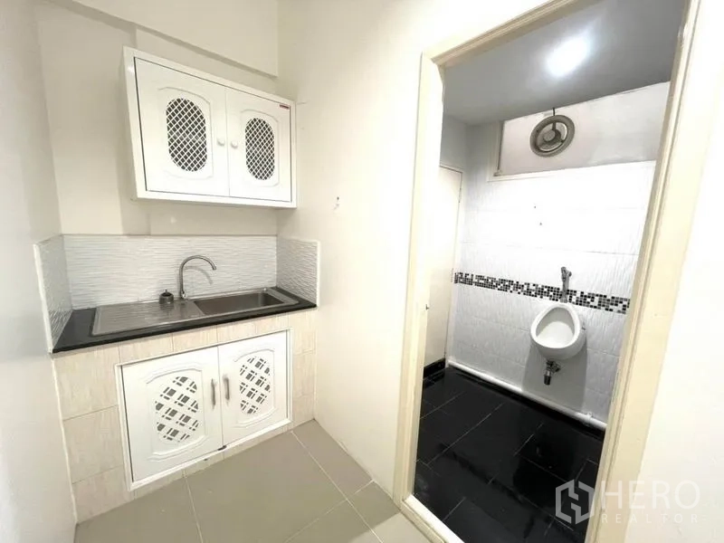 办公空间 出租在Khlong Toei, Bangkok - 紧凑茶水间，带水槽与柜体，毗邻卫生间入口。