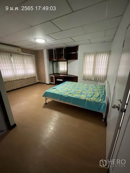 บ้าน ให้เช่าในKhlong Toei, Bangkok - ห้องนอนหลักมีหน้าต่างมุม โต๊ะบิลท์อิน และวอลเปเปอร์ลาย