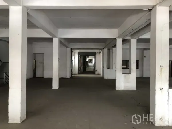 工厂 出租在Prawet, Bangkok - 通长厂房大厅，成排结构柱分布