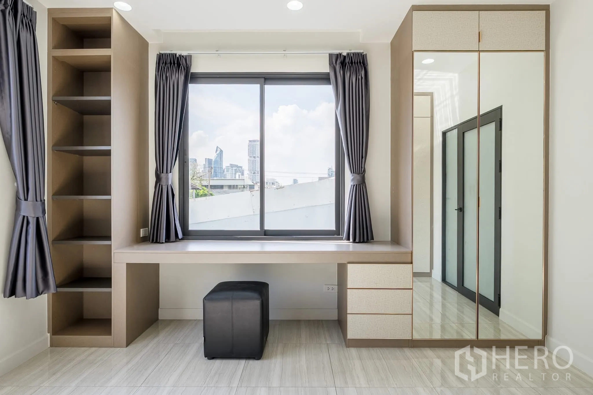 家庭办公室 for rent in Khlong Toei, Bangkok - 工作或学习角，长条内置书桌、搁架与窗外天际线景观。